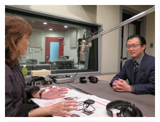 井形慶子のFM番組「West end Talk」スタジオ風景(2)